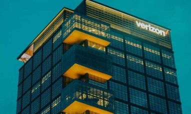 Evaluating Verizon’s Investment Prospects: Eas...
