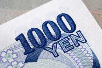 Yen Falls Past 157 Per Dollar as BOJ Holds Key Rate