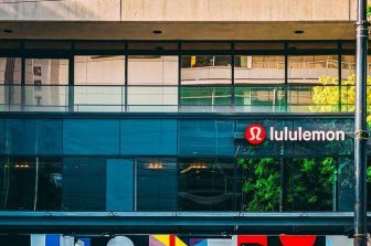 Lululemon Stock Declines Amidst Sluggish US Store Traffic and Weaker Projections