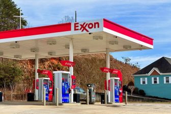 Illinois Treasurer Urges Votes Against Exxon Execs Amid Dispute