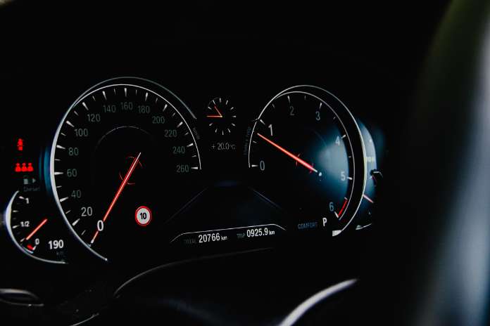 b6eead876425b4d991043e85b84ff654 BYD Shares Plunge Amid Profit Decline